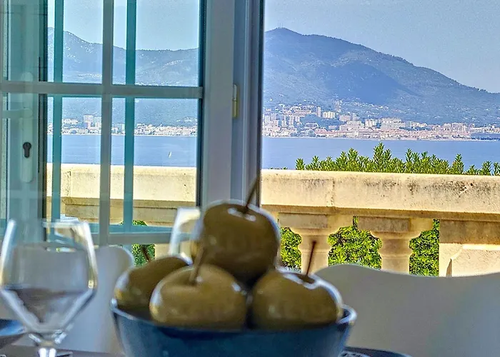 Villa di prestigio - climatizzazione - vista mare panoramica - 8 persone Villa Pietrosella